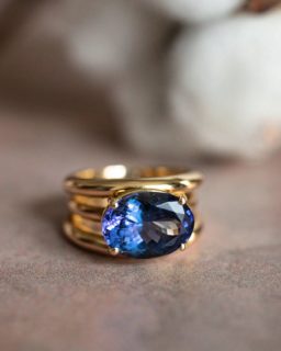 Découvrez notre somptueuse bague avec une tanzanite de 6.22 carats d'une rare couleur bleu intense avec des reflets violet. 

La tanzanite ne se trouve que dans une mine située en Tanzanie, ce qui rend cette gemme bien plus rare que le diamant.

#bague #baguetanzanite #tanzanite #or18kt #bijouterie #bijoux #ring #tanzanitering #annecy