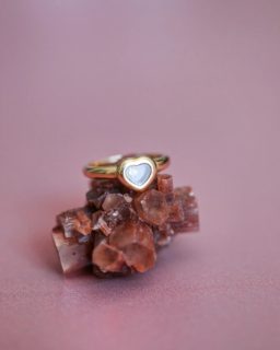 La bague parfaite pour déclarer votre amour, le modèle Happy Diamond de la maison Chopard en forme de cœur avec un diamant de 0,20 carats 🩷

A retrouver sur notre boutique en ligne

#chopardhappydiamonds #chopard #chopardring #ring #bijouxanciens #bijouxvintage #annecy