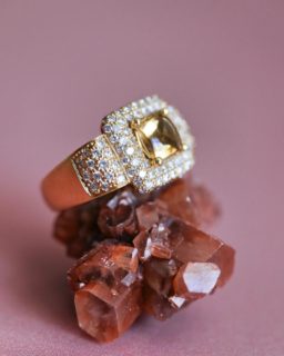 Cette bague carrée avec une citrine et son pavage de diamants saura habiller votre doigt avec élégance .
A retrouver en ligne et en boutique.

#bijoux #bijouterie #bague #citrine #baguecitrine #or18k #annecy
