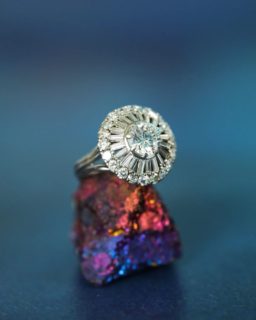 Une bague marguerite originale tout en diamants avec des diamants baguettes qui relient le diamant central et ses brillants 💫

Le détail ainsi que plus de photos disponibles sur notre site

#bijouxanciens #bijouxvintage #baguemarguerite #baguediamant #annecy #estatejewelry #estatejewellery