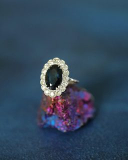 Découvrez, en boutique ou sur notre eshop, cette magnifique bague marguerite saphir et diamants en serti feston. 

Un grand classique de la joaillerie pour se sentir comme une princesse 💍👑

#baguesaphir #baguemarguerite #bijouxanciens #bijouxvintage #or18k #annecy