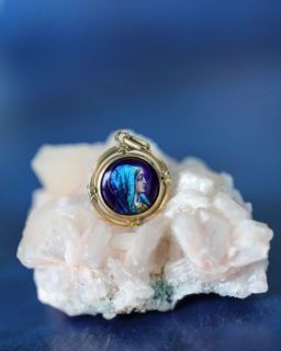 Envie d'un bijoux qui change? Découvrez cette médaille représentant la vierge en émail de Limoges de Camille Fauré, un des plus célèbre émailleur durant la période Art Déco

#émail #émaildelimoges #pendentif
#bijouxanciens #bijouxvintage #vintagegoldjewellery #vintagejewelry #annecy