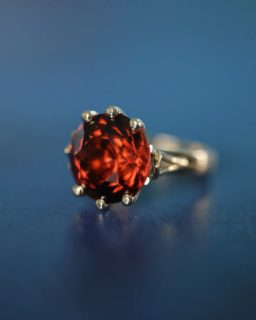 À la recherche d'une pierre originale?
Découvrez cette bague cocktail avec une sublime tourmaline chocolat.
Un design simple pour mettre en avant la pierre.

A découvrir dans notre boutique

#bijouterie #bague #tourmaline #pierrefine #or18k #annecy