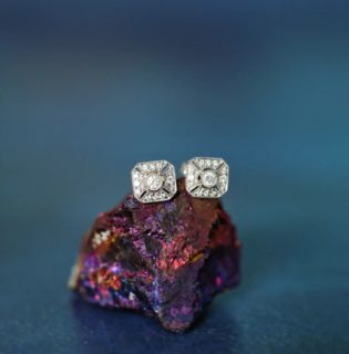 En cet automne, découvrez nos clous façon Art Déco en or blanc 18 carats et diamants pour habiller vos oreilles avec style et élégance 

#bouclesdoreilles #diamants #or18k #orblanc #artdeco #artdecojewelry #annecy