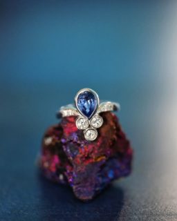 Une sublime bague moderne avec un saphir poire de 1,47 carats et diamants rappelant les bagues duchesse du XIXème siècle. 

À découvrir en boutique et sur notre eshop

#baguesaphir #bagueduchesse #saphir #orblanc #annecy