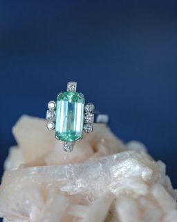 En attendant le soleil, replongez dans vos vacances avec cette bague ornée d'une tourmaline Afghane d'un bleu-vert lagon et une monture reprenant les codes du début du XXème siècle.

#bijoux #bague #tourmaline #tourmalinelagon #pierrefine #or18k #annecy #baguetourmaline