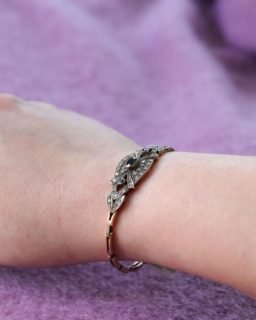 Un superbe bracelet reproduction d'ancien avec saphir et diamants et or jaune et argent.

Disponible dans notre boutique d'Annecy et sur notre site internet.

#bijouxanciens #bijouxvintage #braceletancien #bijouxdoccasion #bracelet #annecy