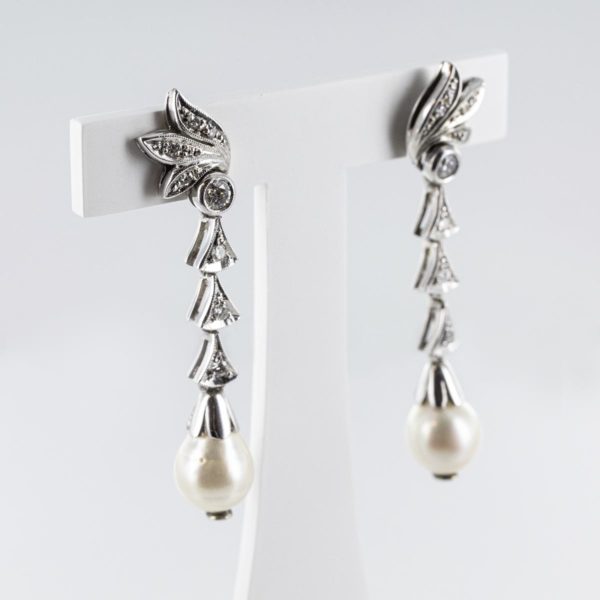 Boucles d'oreilles pendantes diamants et perles