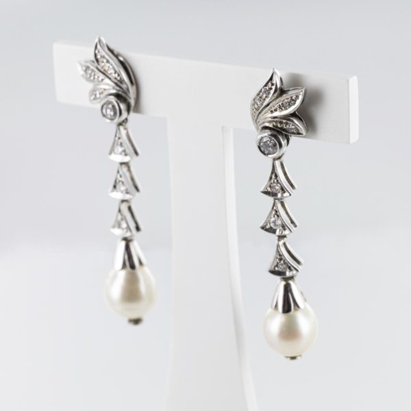 Boucles d'oreilles pendantes diamants et perles