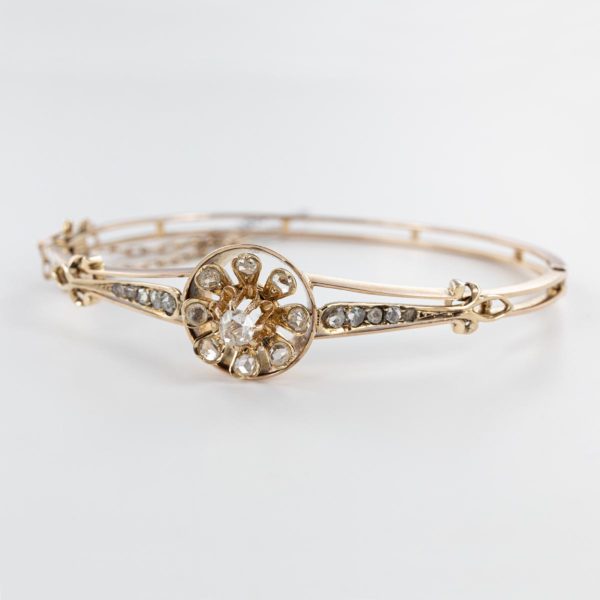 Bracelet ouvrant motif floral et roses de diamants