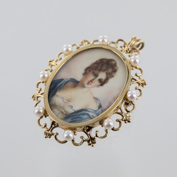 Pendentif broche portrait peint entourage perles
