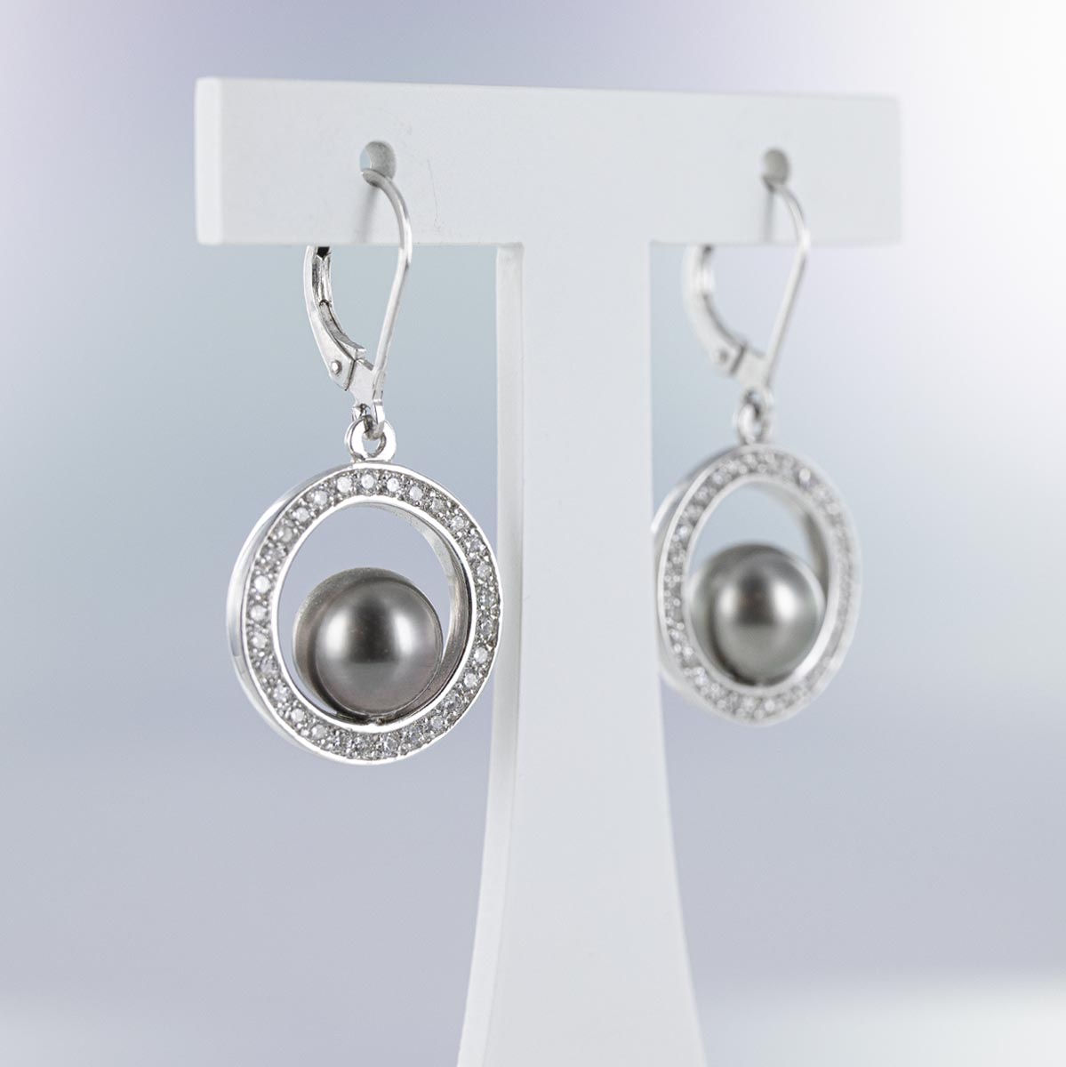 Boucles d'oreilles pendantes cercles pavage diamants et perles de Tahiti