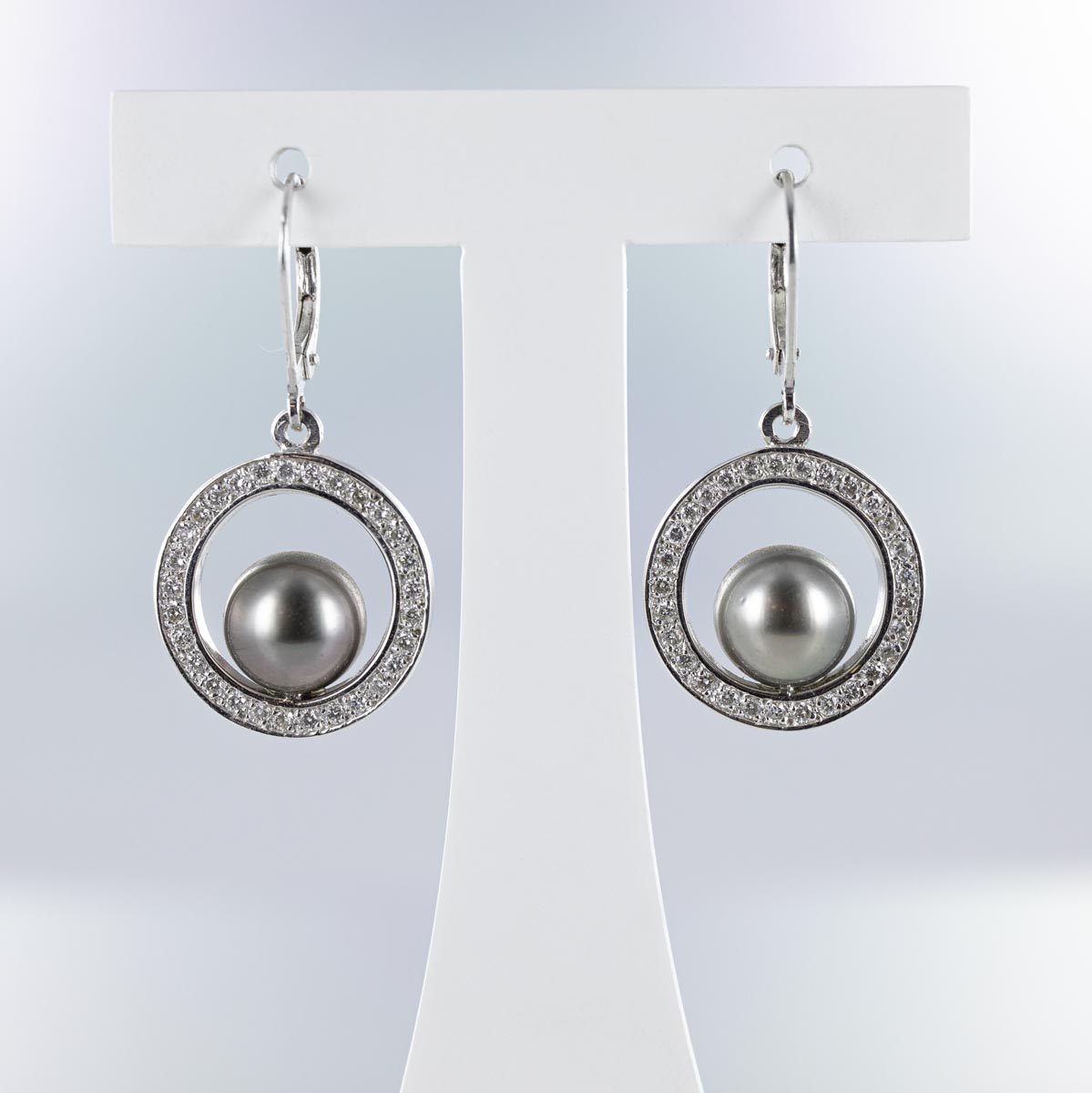 Boucles d'oreilles pendantes cercles pavage diamants et perles de Tahiti