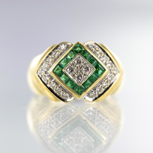 Bague jonc avec carré émeraudes