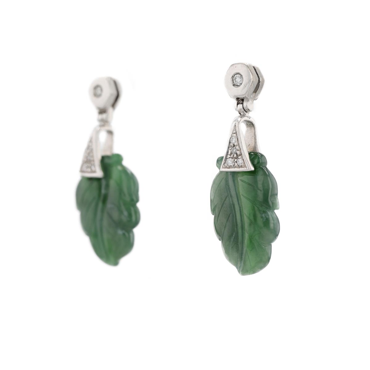 Boucles d'oreilles pendantes jade motif feuille et diamants