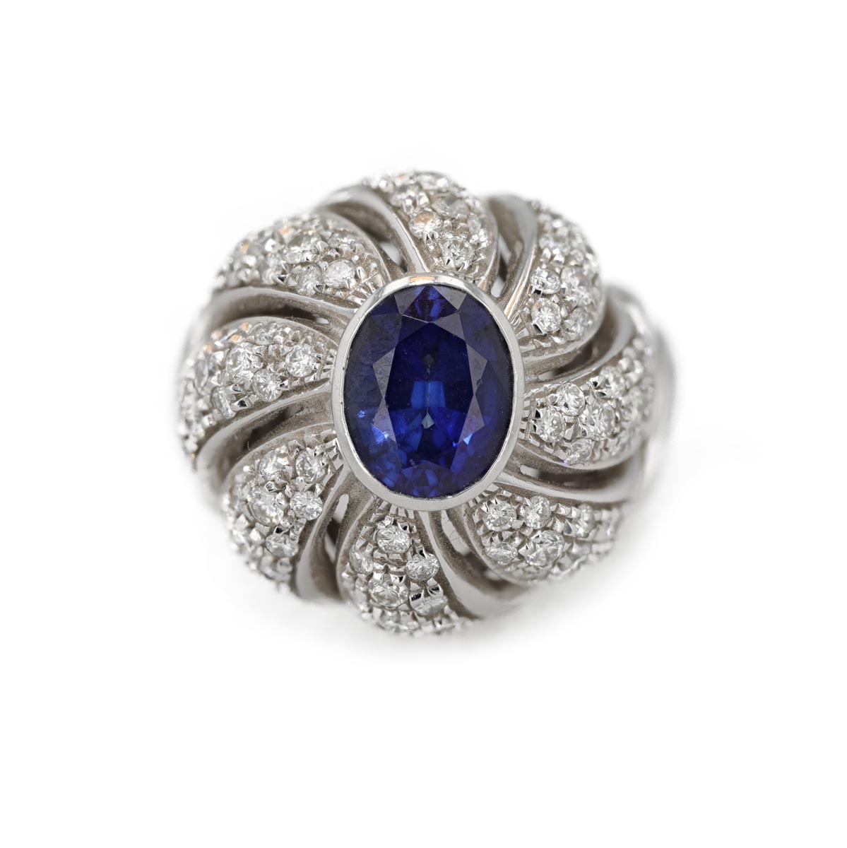 Bague dome saphir serti clos entourage spirale diamants