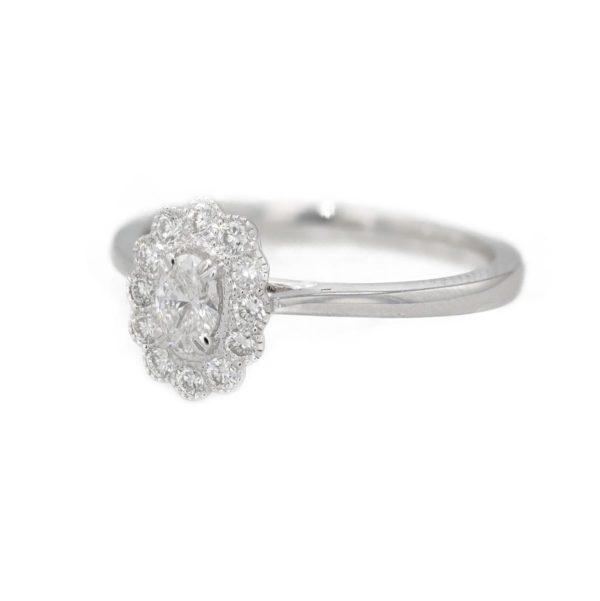 Bague marguerite ovale diamants serti feston