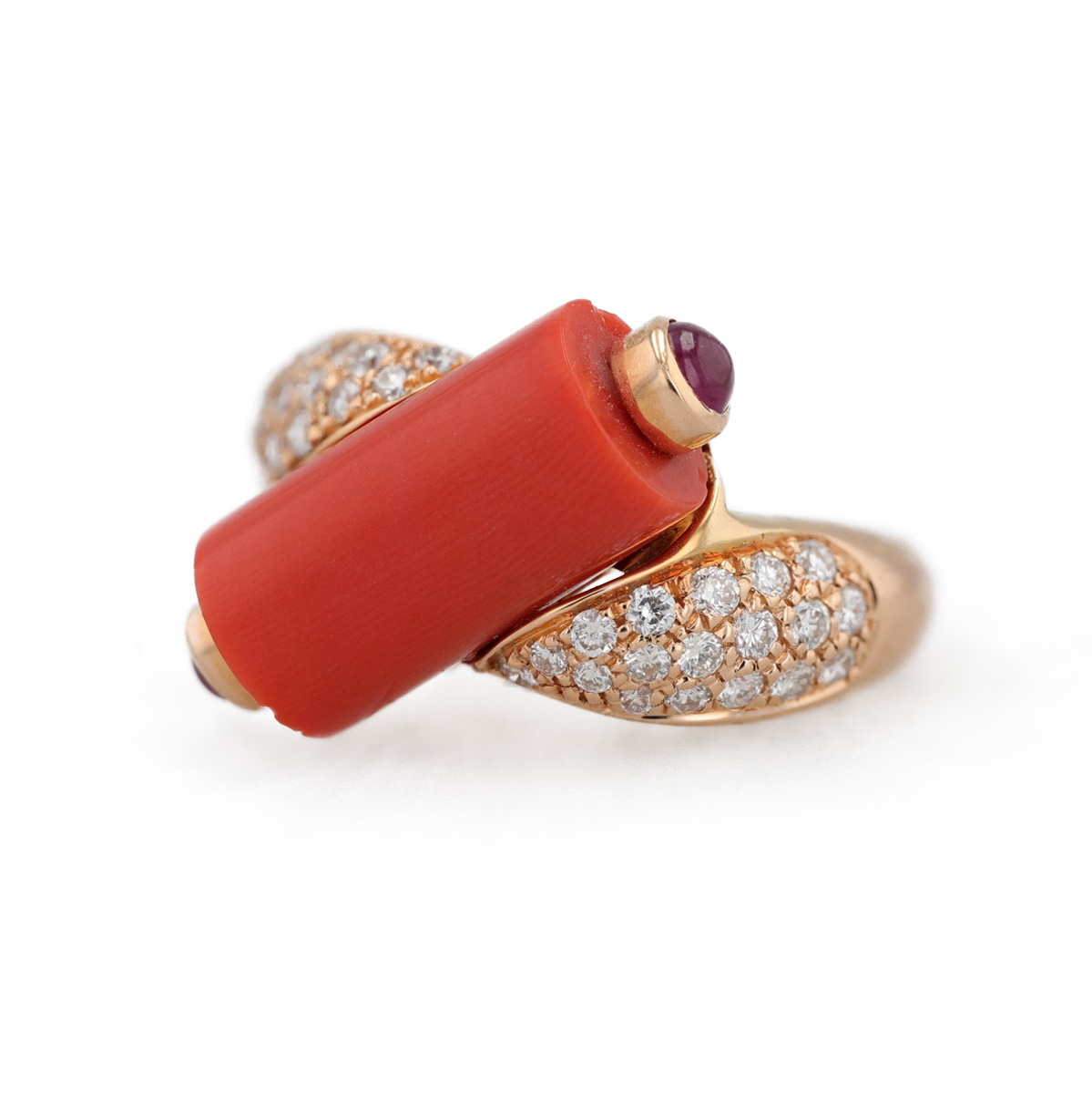 Bague rouleau corail, diamants et rubis cabochons