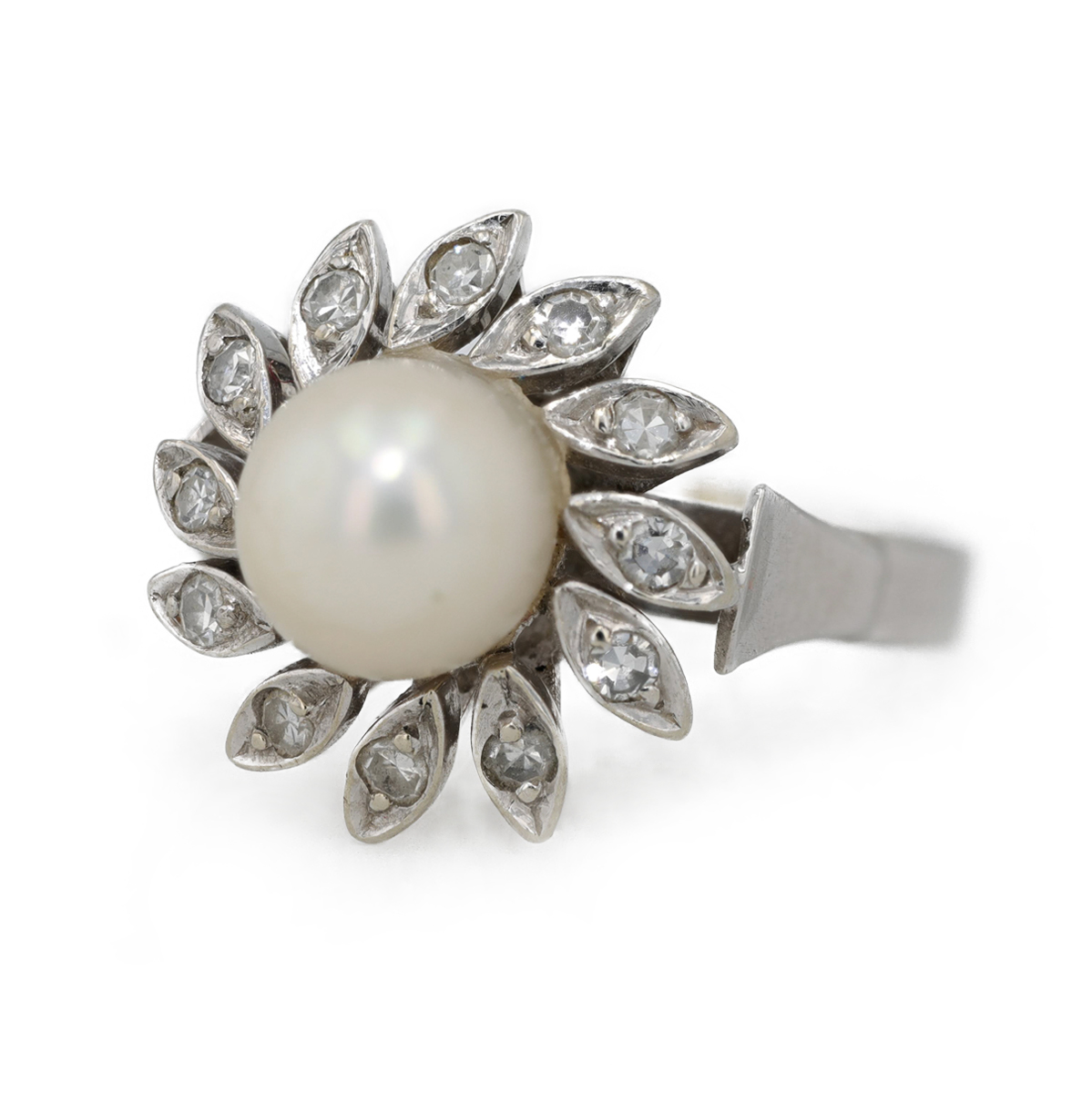 Bague fleur perle entourage diamants