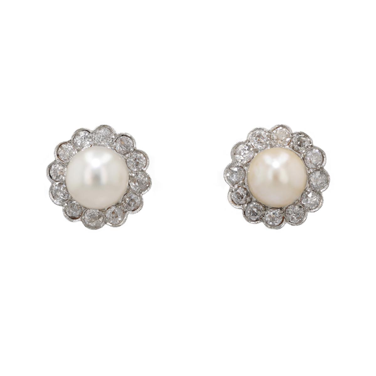 Boucles d'oreilles clous perles entourages diamants taille ancienne serti feston