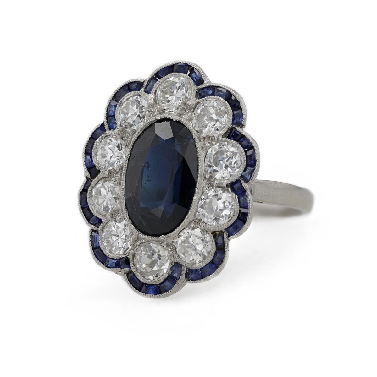 Bague pompadour saphir entourage diamants et ligne saphirs calibrés