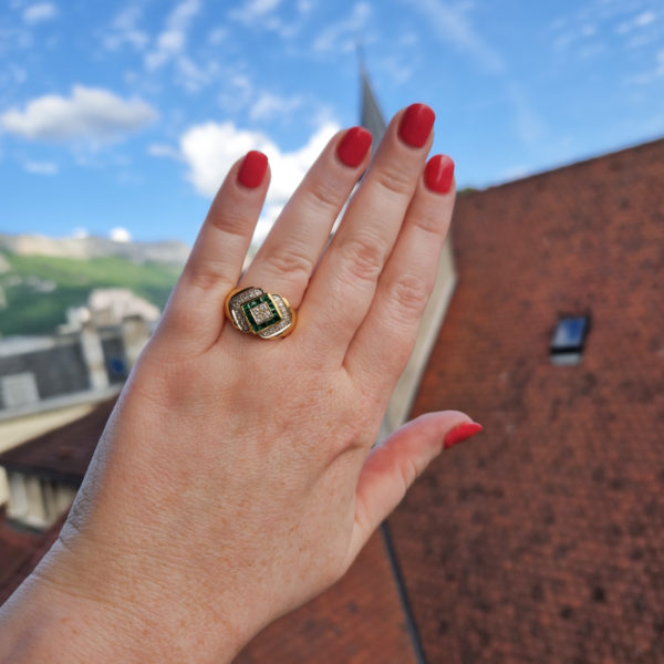 Bague jonc avec carré émeraudes