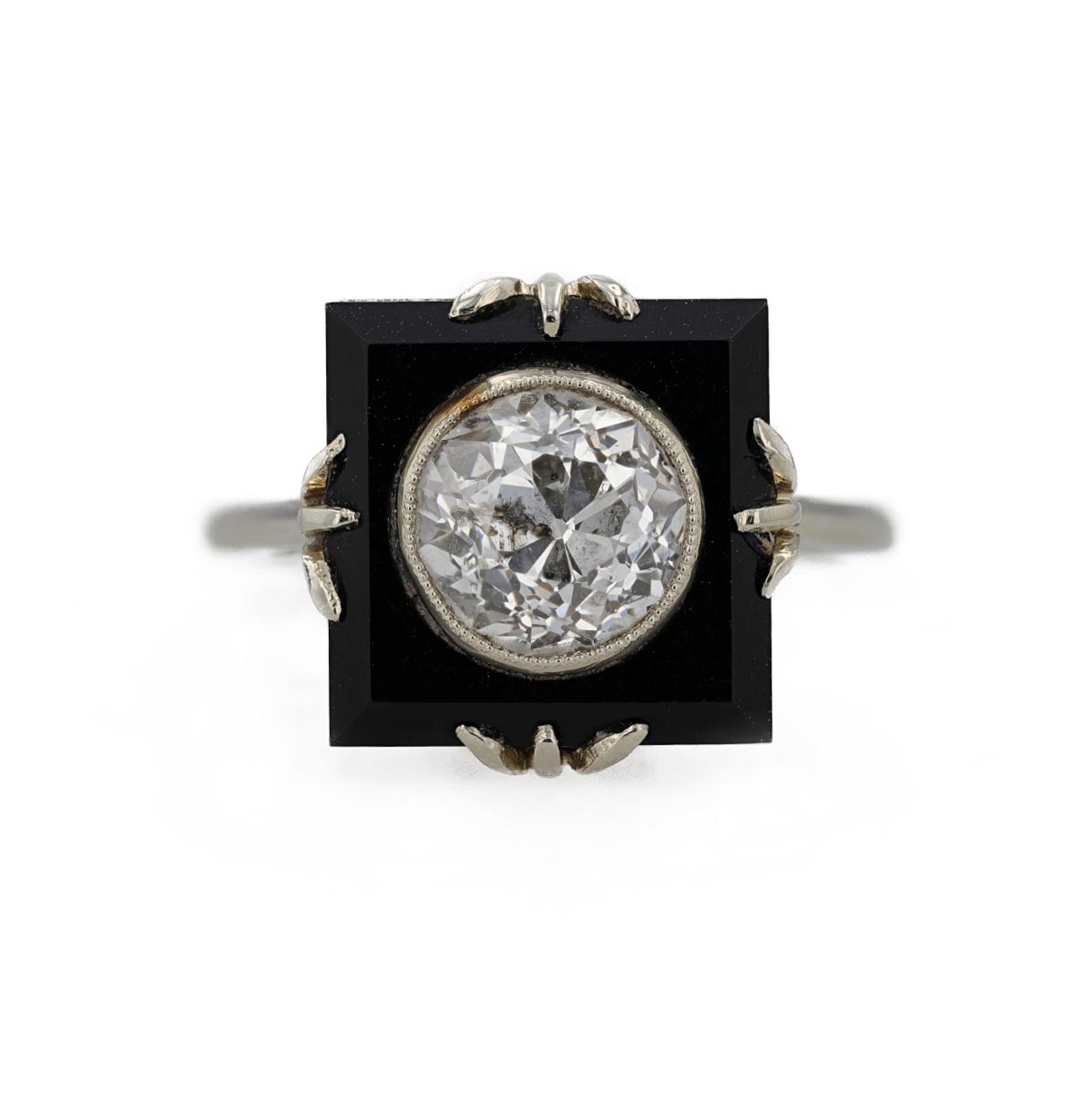 Bague Art Déco Onyx carrée sertie d'un diamant