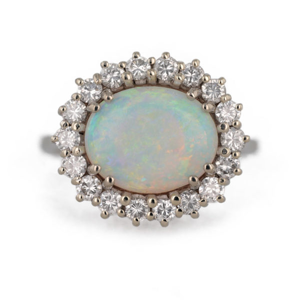Bague opale ovale entourage diamants en or blanc 18 carats