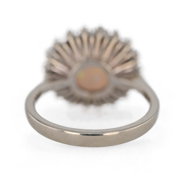 Bague opale ovale entourage diamants en or blanc 18 carats
