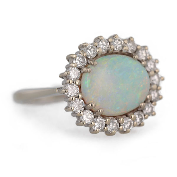 Bague opale ovale entourage diamants en or blanc 18 carats