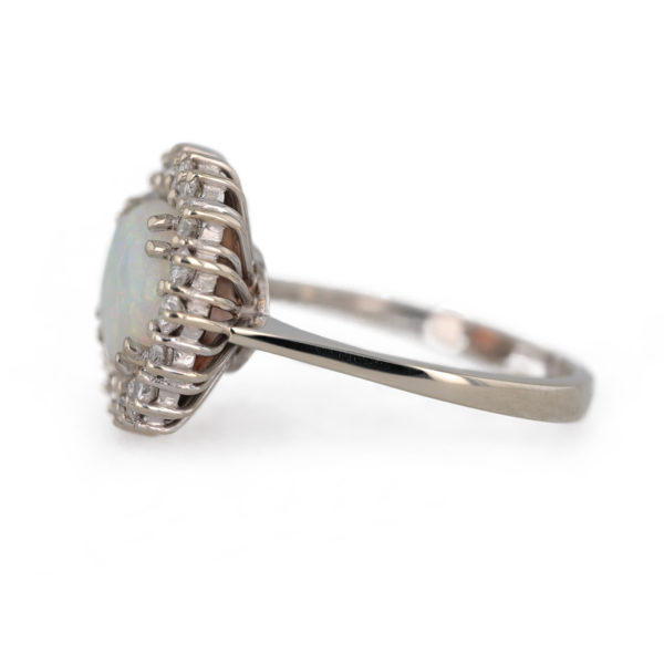 Bague opale ovale entourage diamants en or blanc 18 carats