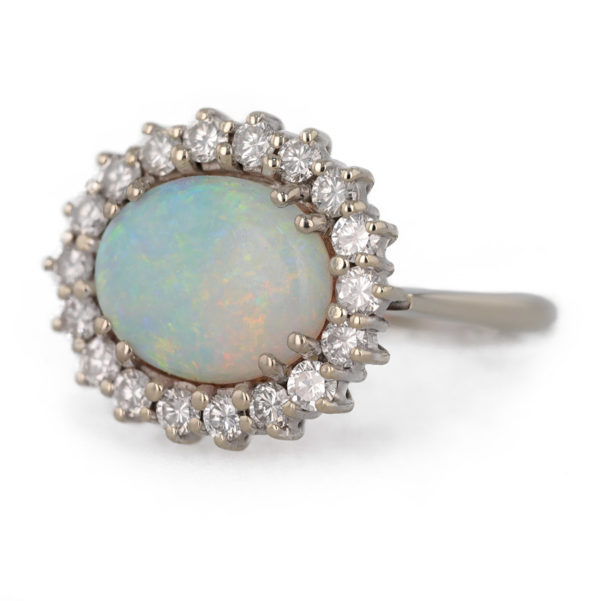 Bague opale ovale entourage diamants en or blanc 18 carats
