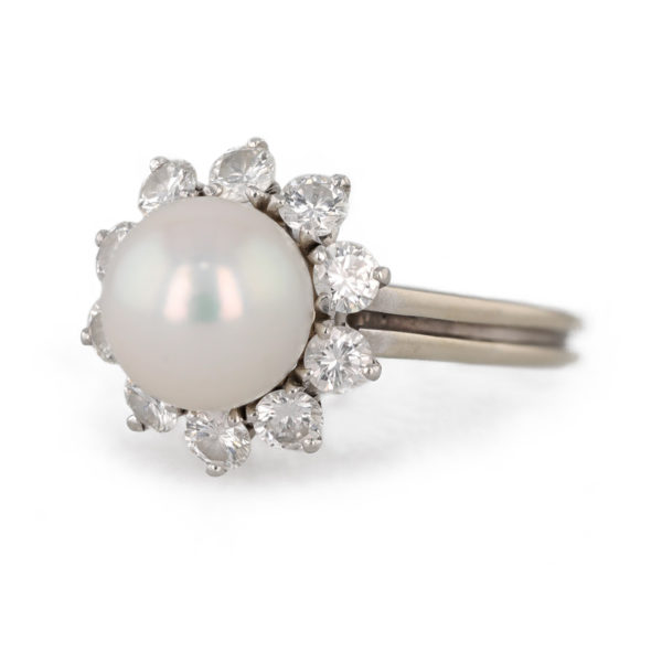 Bague marguerite perle et diamants en or blanc 18 carats