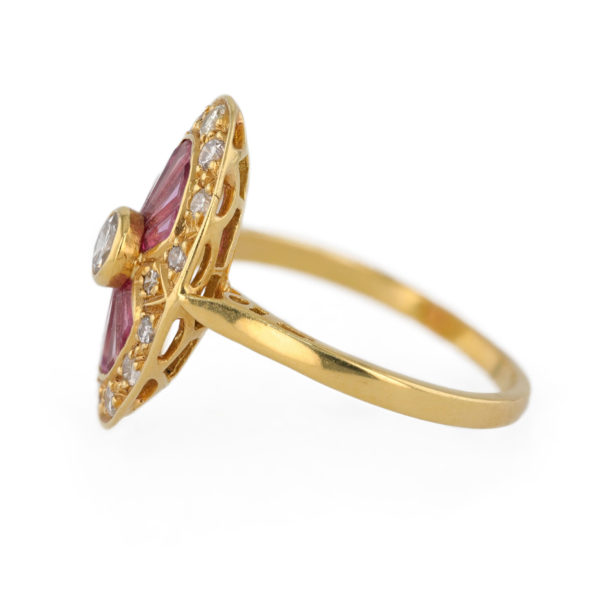 Bague rubis ovale et diamants en or jaune 18 carats