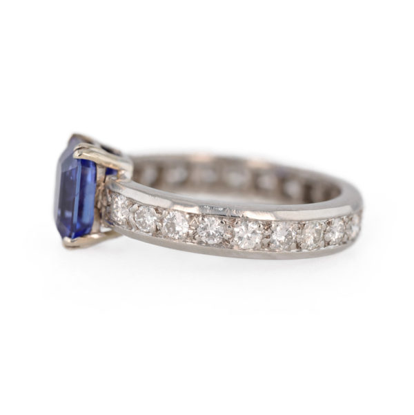 Bague Saphir taille émeraude en or blanc 18 carats et platine