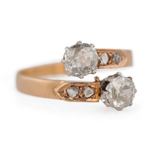 Bague ancienne diamants toi et moi en rose 18 carats