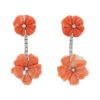 Boucles d'oreilles dormeuses fleurs corail et diamants en or blanc 18 carats