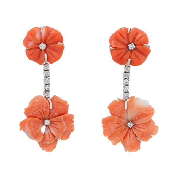 Boucles d'oreilles dormeuses fleurs corail et diamants en or blanc 18 carats