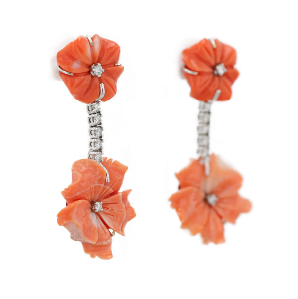Boucles d'oreilles dormeuses fleurs corail et diamants en or blanc 18 carats