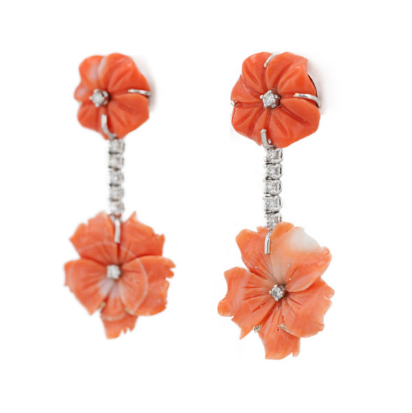 Boucles d'oreilles dormeuses fleurs corail et diamants en or blanc 18 carats