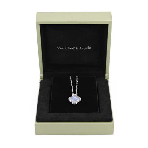 Collier pendentif Alhambra Van Cleef & Arpels calcédoine en or blanc 18 carats