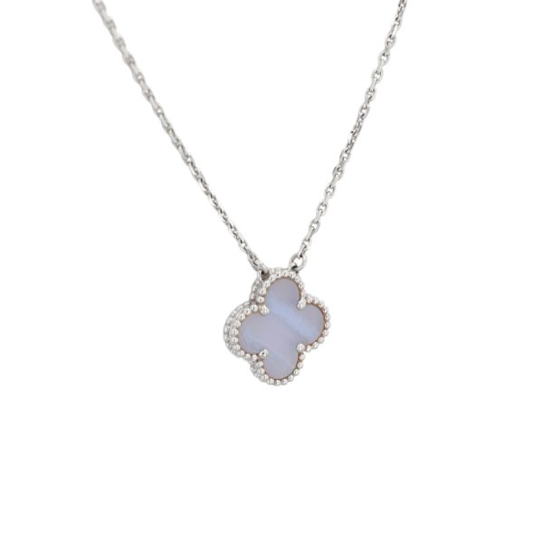 Collier pendentif Alhambra Van Cleef & Arpels calcédoine en or blanc 18 carats