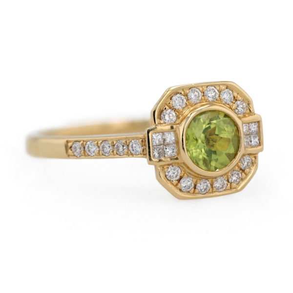 Bague péridot entourage diamants en or jaune 18 carats