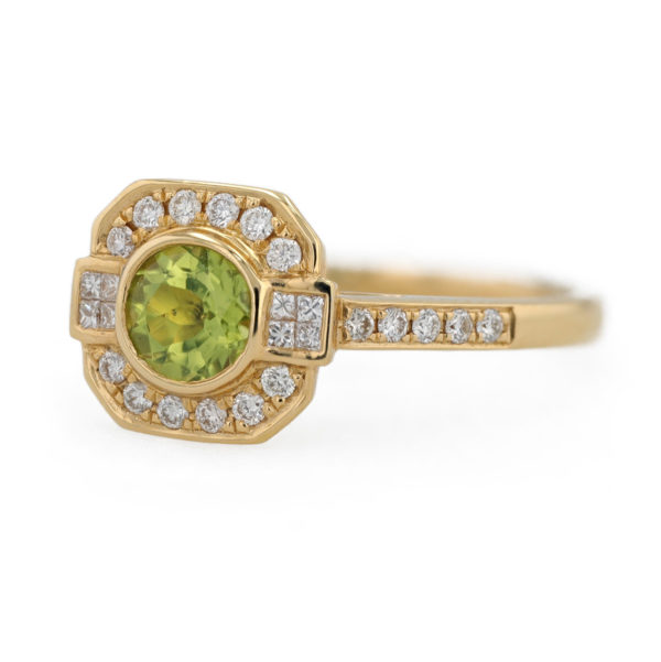Bague péridot entourage diamants en or jaune 18 carats