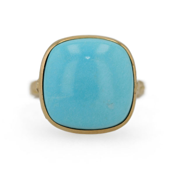 Bague turquoise cabochon en serti clos sur une monture en or jaune 18 carats