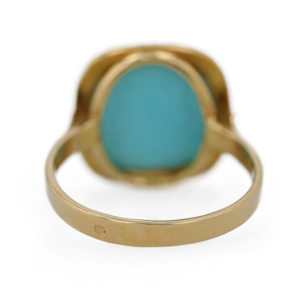 Bague turquoise cabochon en serti clos sur une monture en or jaune 18 carats
