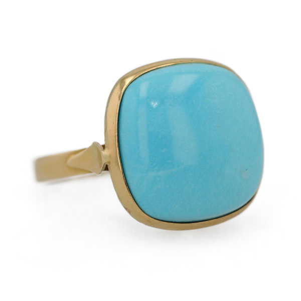 Bague turquoise cabochon en serti clos sur une monture en or jaune 18 carats