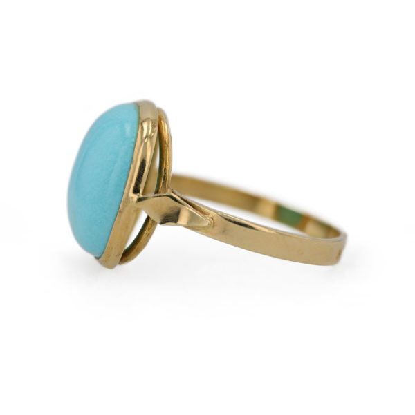 Bague turquoise cabochon en serti clos sur une monture en or jaune 18 carats