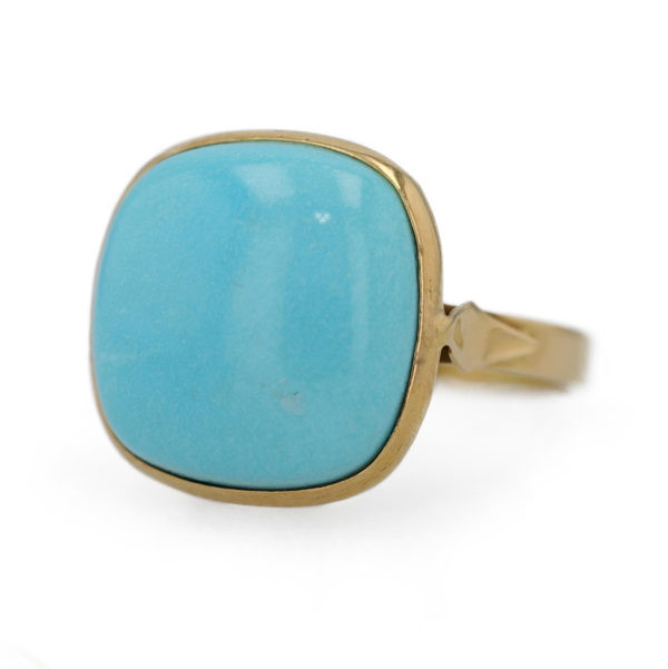 Bague turquoise cabochon en serti clos sur une monture en or jaune 18 carats