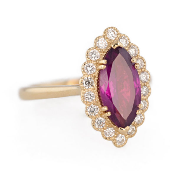 Bague marquise grenat du Mozambique et diamants en or jaune 18 carats